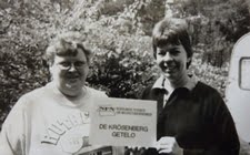 Twee leden tonen het bord 'De Krösenberg Getelo', 1990