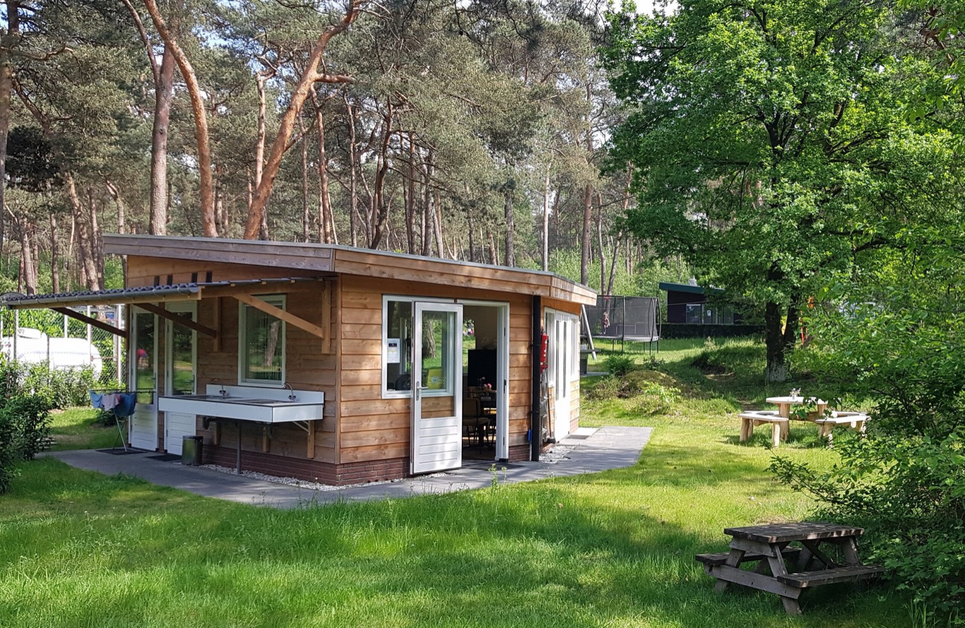 Sanitairgebouw met picknicktafels