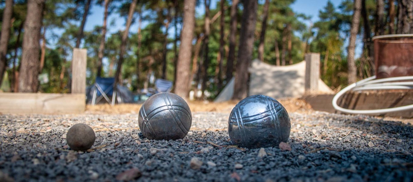 Jeu-de-boulesbaan op het terrein